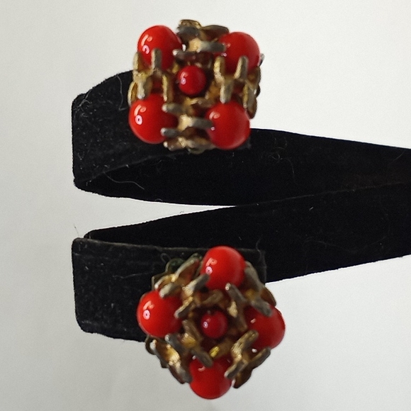 SuPer Rare c1940s VOGUE Gold Tone Red-Orange Coral Lucite Bead Clip Earring - Picture 4 of 16